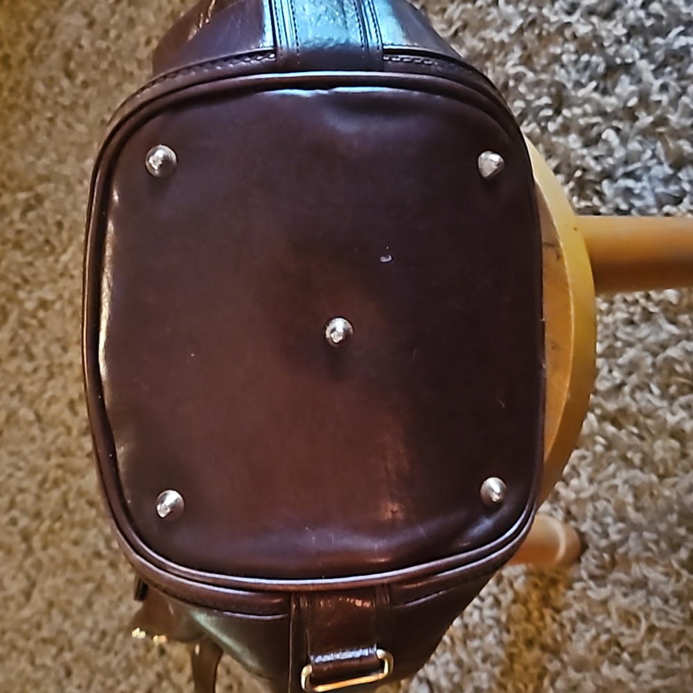 Elegant Brown Italian Leather Shoulder Bag - Picture 2 of 11
